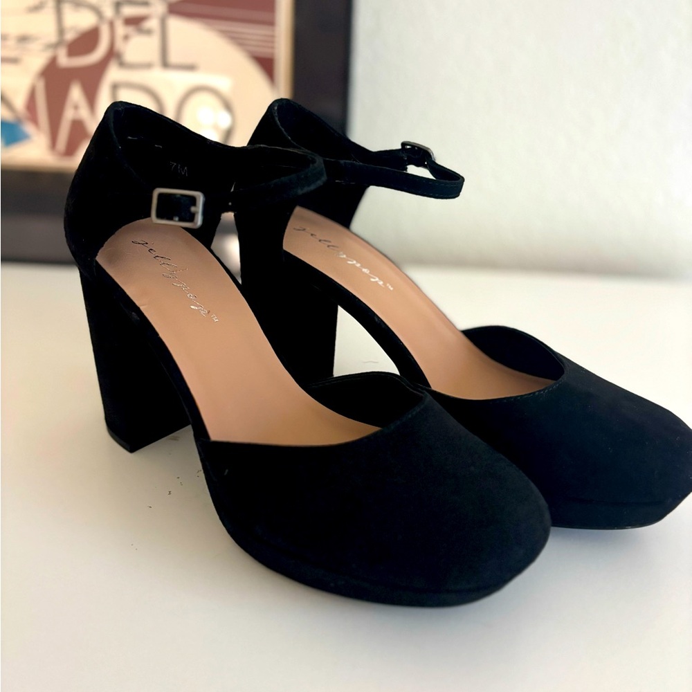 *BRAND NEW NEVER WORN* Classic Black MaryJane Platform Pumps from Francesca’s